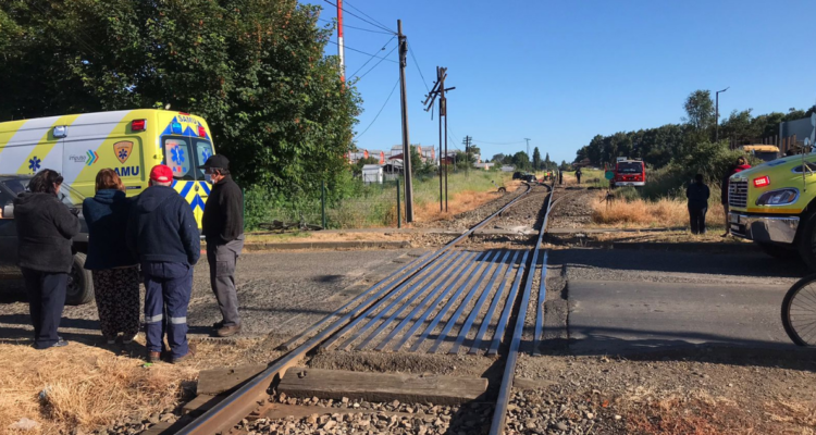 Colisión entre tren y auto en Gorbea deja un muerto