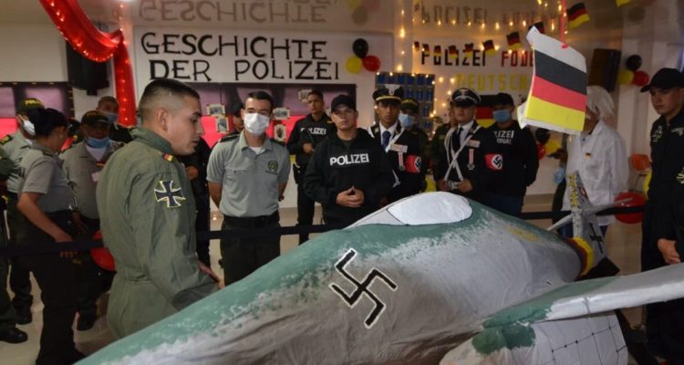 Acto policial con símbolos nazi.