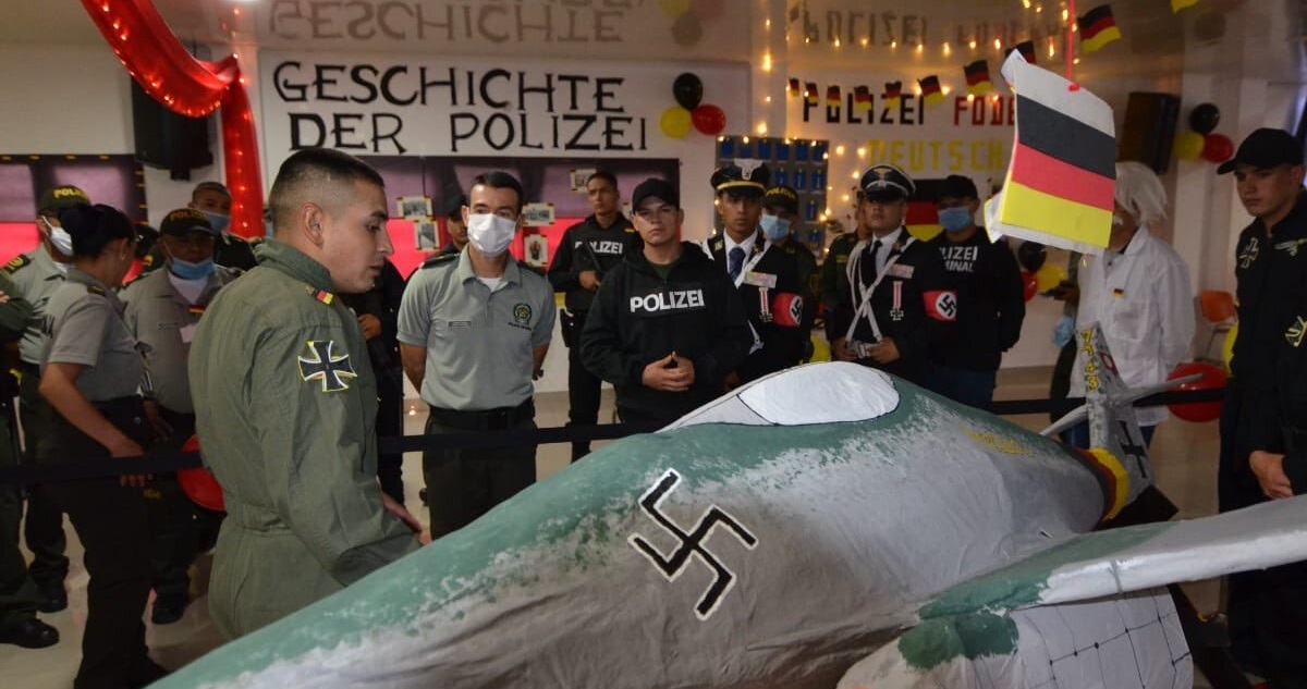Acto policial con símbolos nazi.