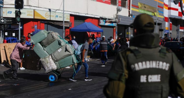 Comerciantes ambulantes siendo desalojados por Carabineros