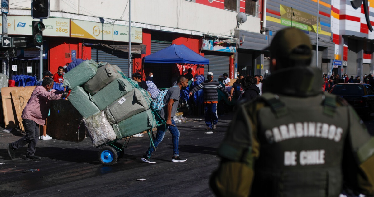 Comerciantes ambulantes siendo desalojados por Carabineros