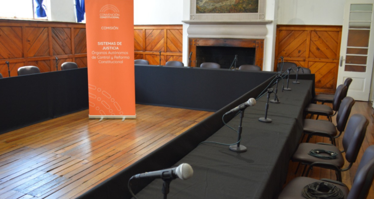 Sala con mesas y sillas