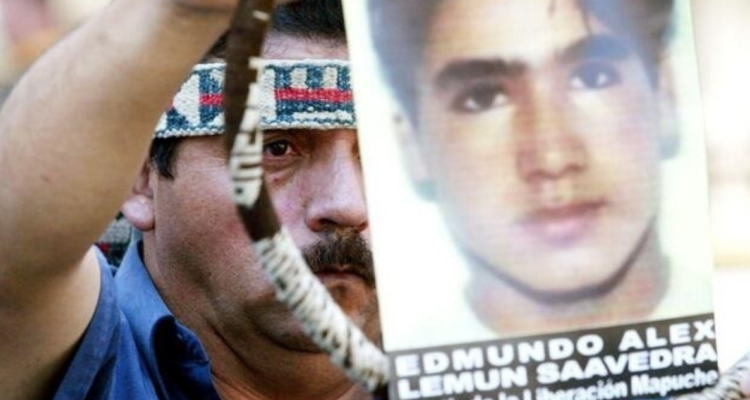 Persona sosteniendo foto