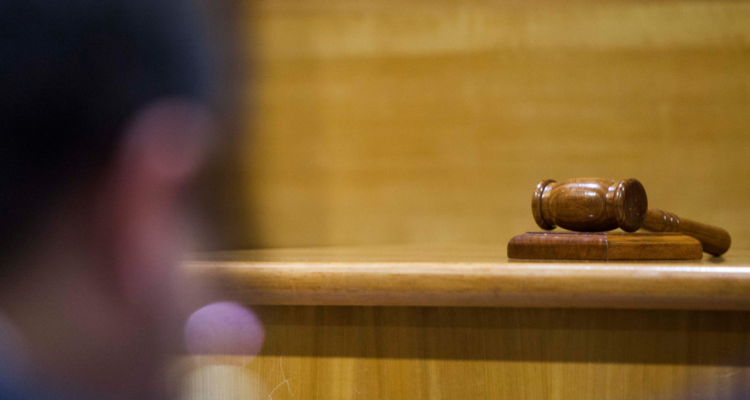 Condenan a 10 años de cárcel a hombre que fracturó tibia de su expareja en Punta Arenas