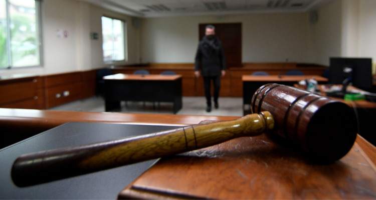 Condenan por cinco delitos a sujeto que fracturó tibia a su pareja