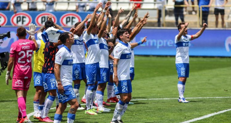 Jugadores de Católica celebrando ante La U.