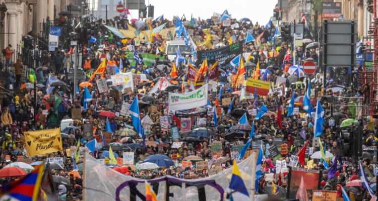 Miles de activistas y manifestantes marchaban ayer para exigir acciones de los líderes mundiales en la COP26 que tiene lugar en Glasgow