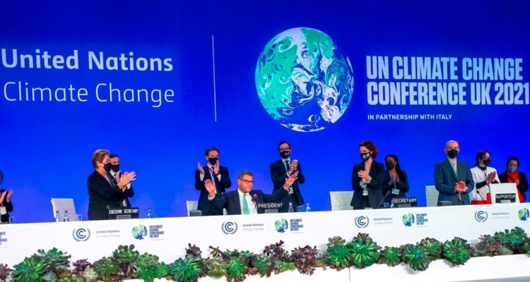 En el centro de la foto está Alok Sharma, presidente de la COP26.