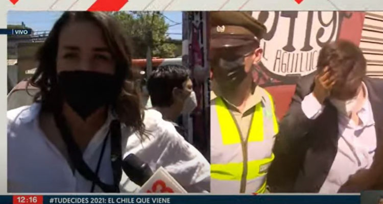 La periodista Simone Mardones hablando con la prensa sobre el hecho.