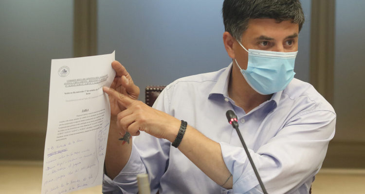 El diputado Marcelo Díaz durante la sesión de la Comisión Mixta citada para definir las diferencias entre la Cámara de Diputados y el Senado en el proyecto de cuarto retiro de fondos de pensiones.