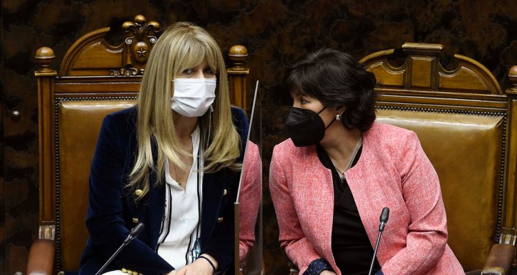 Yasna Provoste conversa conXimena Rincon en la testera , durante el inicio de la votación cuarto retiro que se discute en el senado