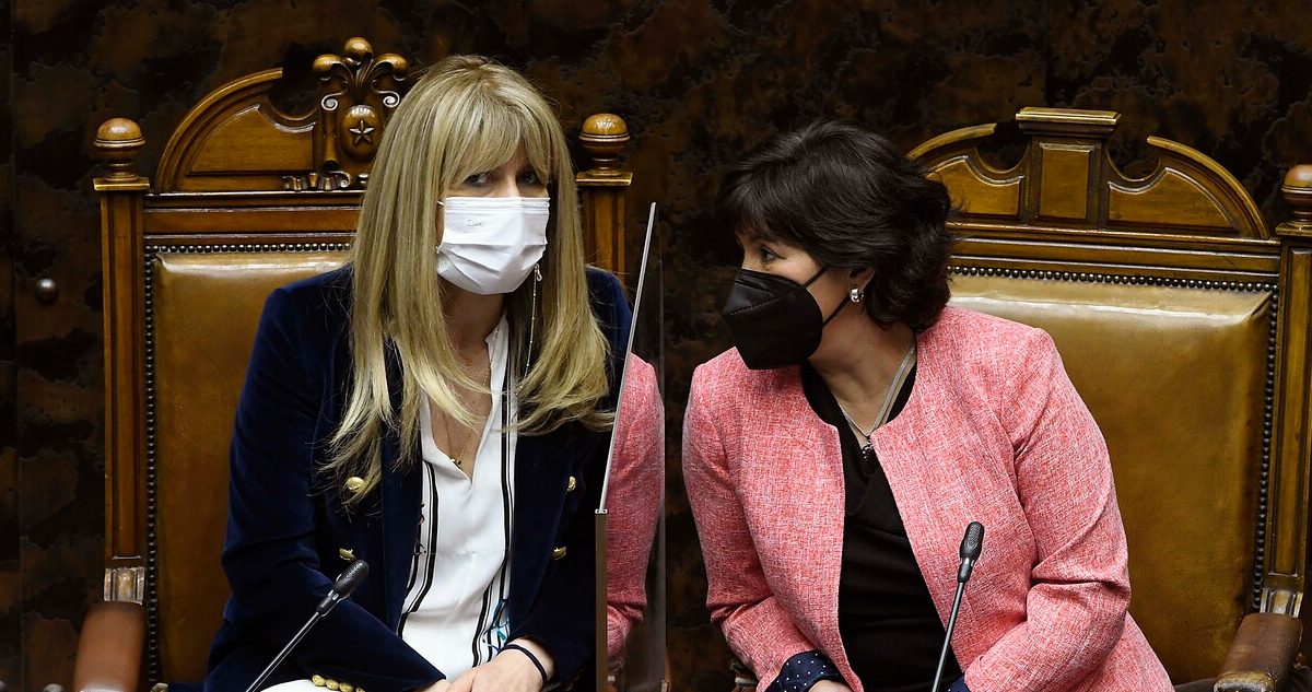 Yasna Provoste conversa conXimena Rincon en la testera , durante el inicio de la votación cuarto retiro que se discute en el senado