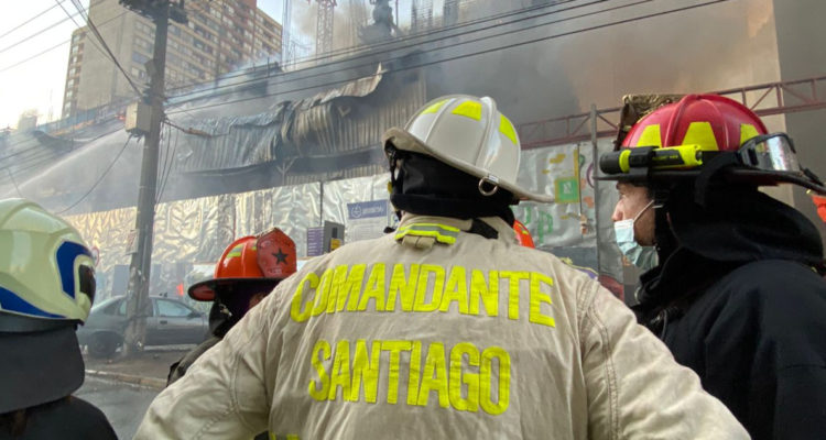 Al menos 23 carros de Bomberos combaten incendio en edificio de Estación Central