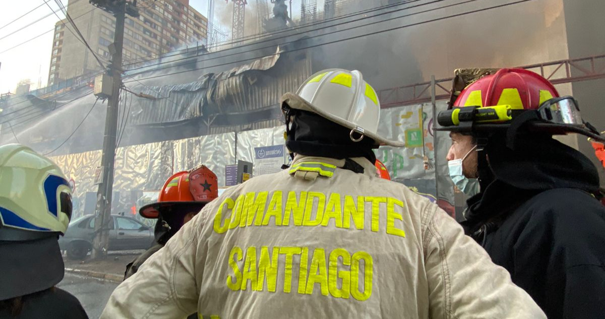 Al menos 23 carros de Bomberos combaten incendio en edificio de Estación Central