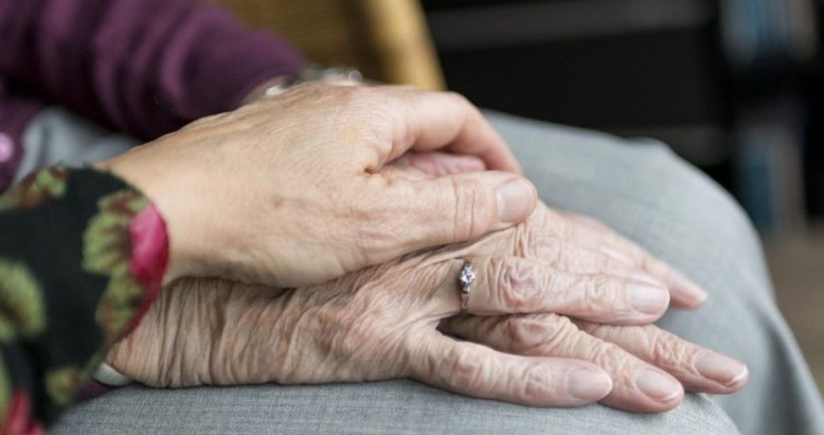 Contratación de jubilados para atender a adultos mayores
