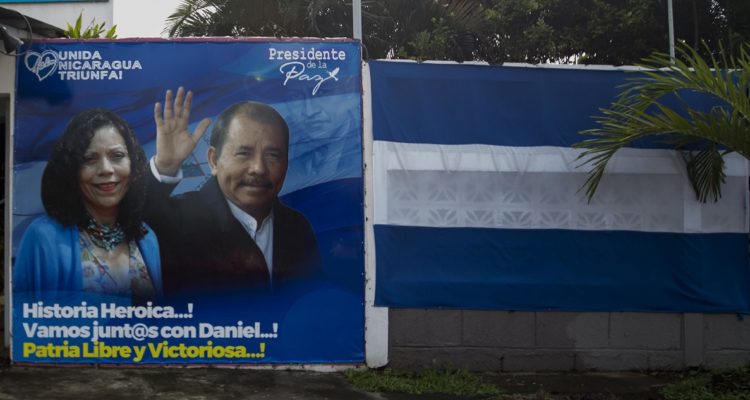 Cartel propagandístico de Daniel Ortega y Rosario Murillo en Nicaragua.