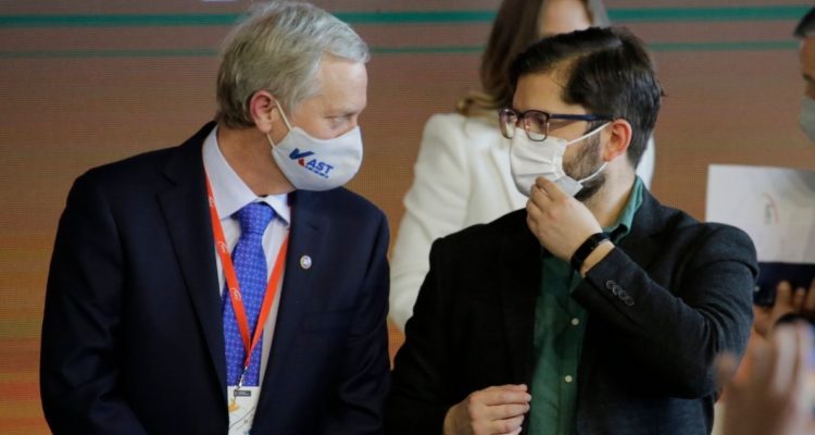 Boric y Kast pactan dos debates presidenciales