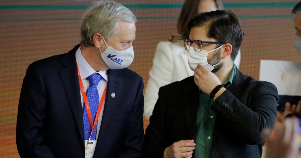 Boric y Kast pactan dos debates presidenciales