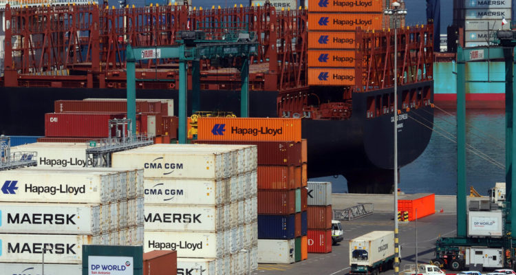 Barco con contenedores en Valparaíso.