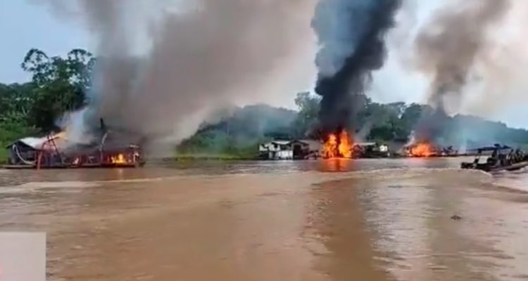 Quema naves en río Madeira