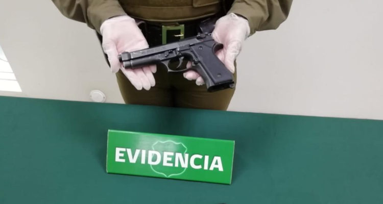 Detienen a dos hombres en Nueva Imperial por porte ilegal de armas y una orden pendiente