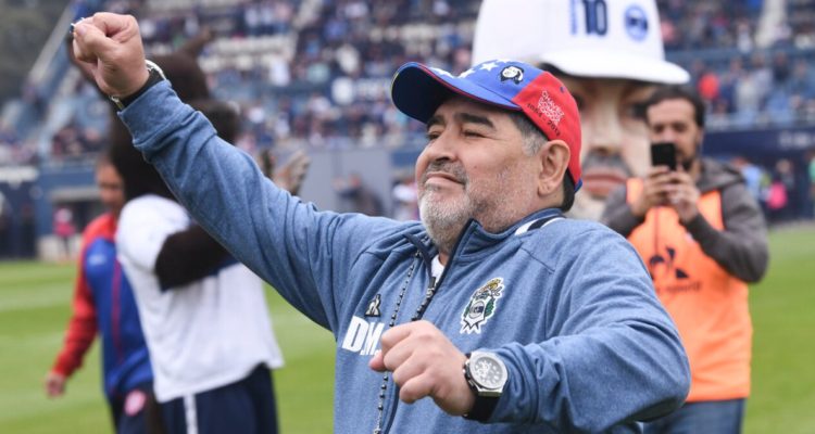 Diego Maradona dirigiendo a Gimnasia.