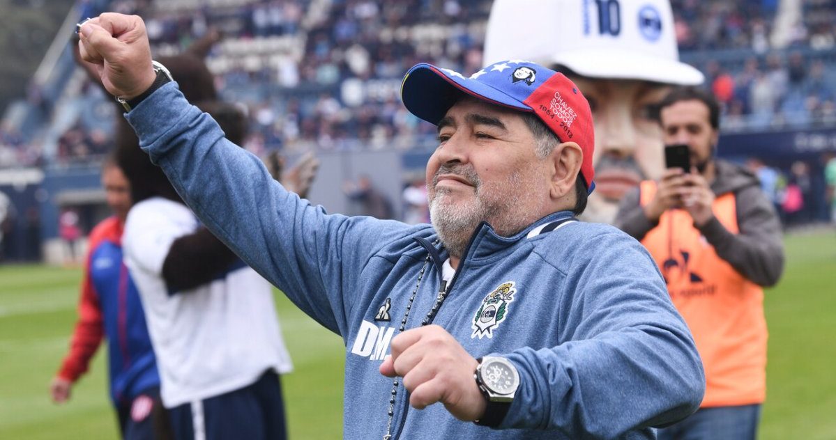 Diego Maradona dirigiendo a Gimnasia.