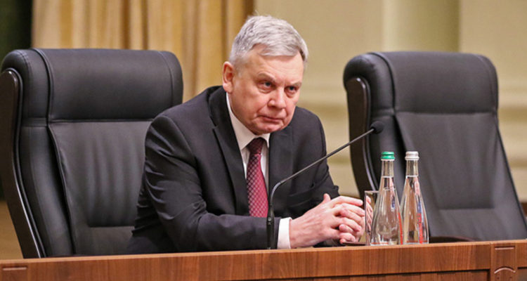 Dimite ministro de Defensa de Ucrania en medio de tensiones con milicias en el Donbás