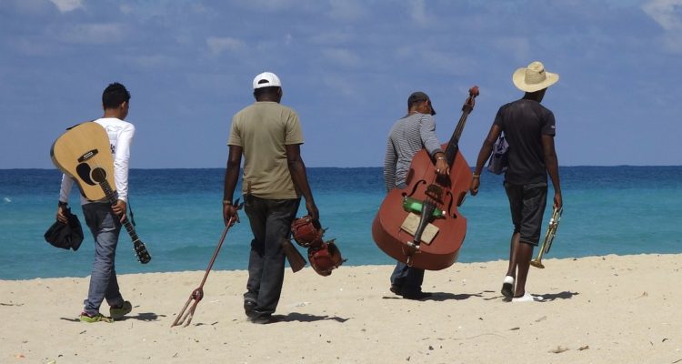 Músicos latinos en una playa