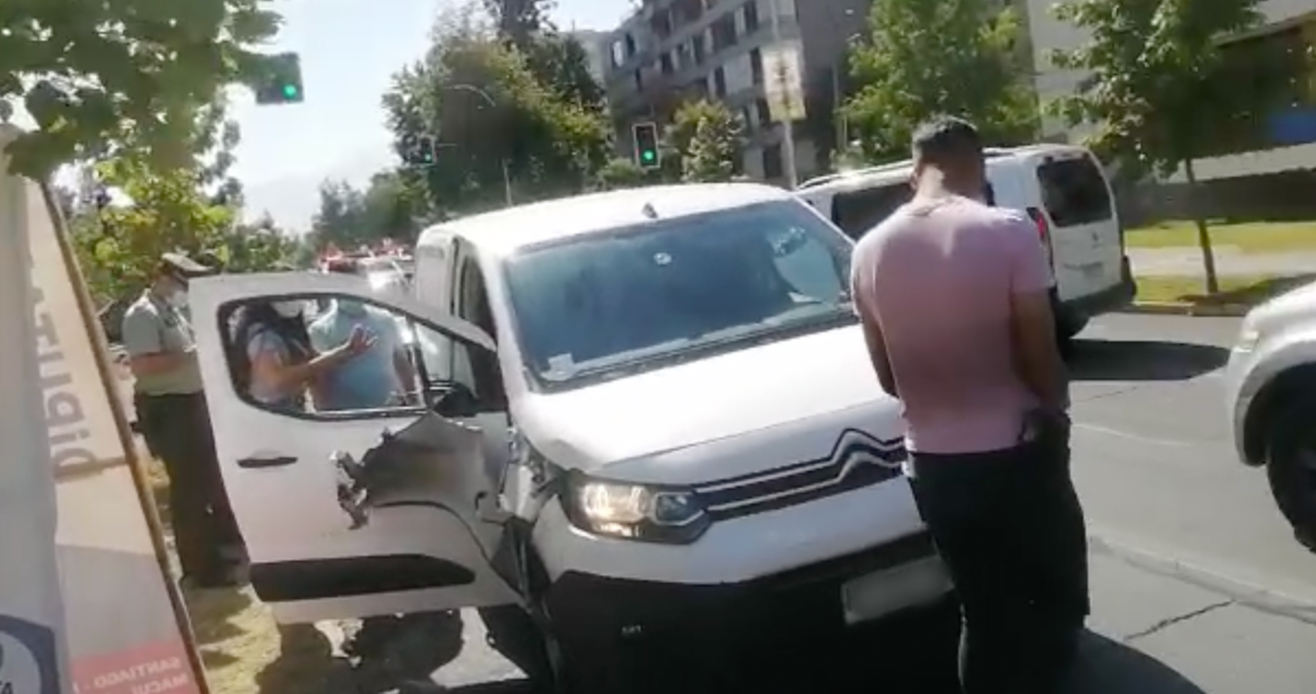 Dos detenidos tras persecución que atravesó Ñuñoa y Providencia: iban en un auto robado