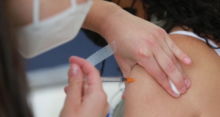 Dosis de refuerzo disminuye propabilidad de contagio y camas UCI