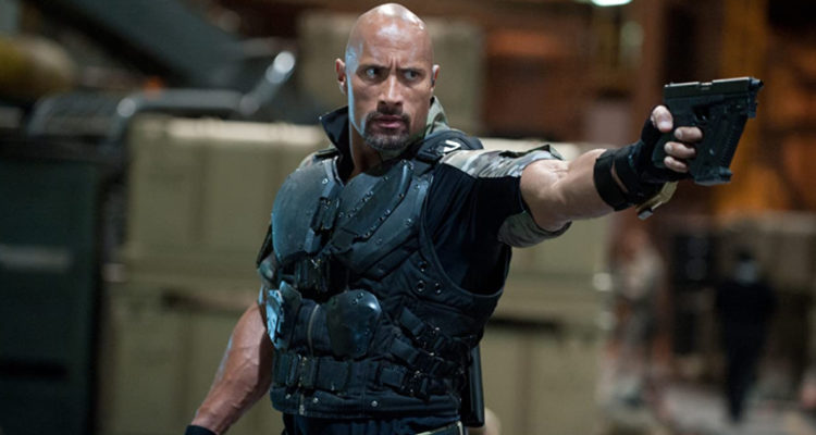 El actor apodado como “La Roca”, usando un arma para la película “G.I. Joe: La Venganza” .