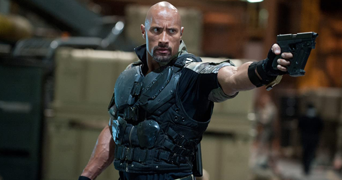 El actor apodado como “La Roca”, usando un arma para la película “G.I. Joe: La Venganza” .