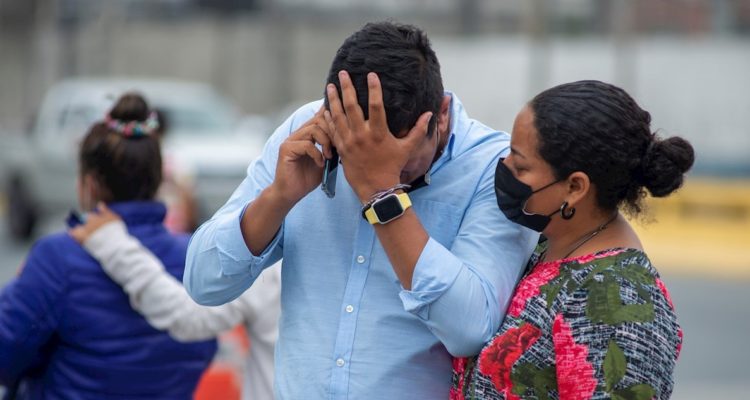 Familiares de presos esperando información sobre sus seres queridos, en las afueras de la penitenciaría de Guayaquil, Ecuador.