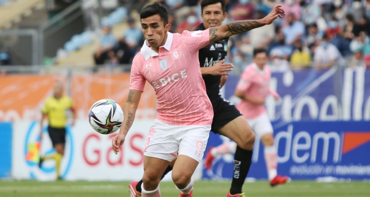 Edson Puch jugando por Católica.