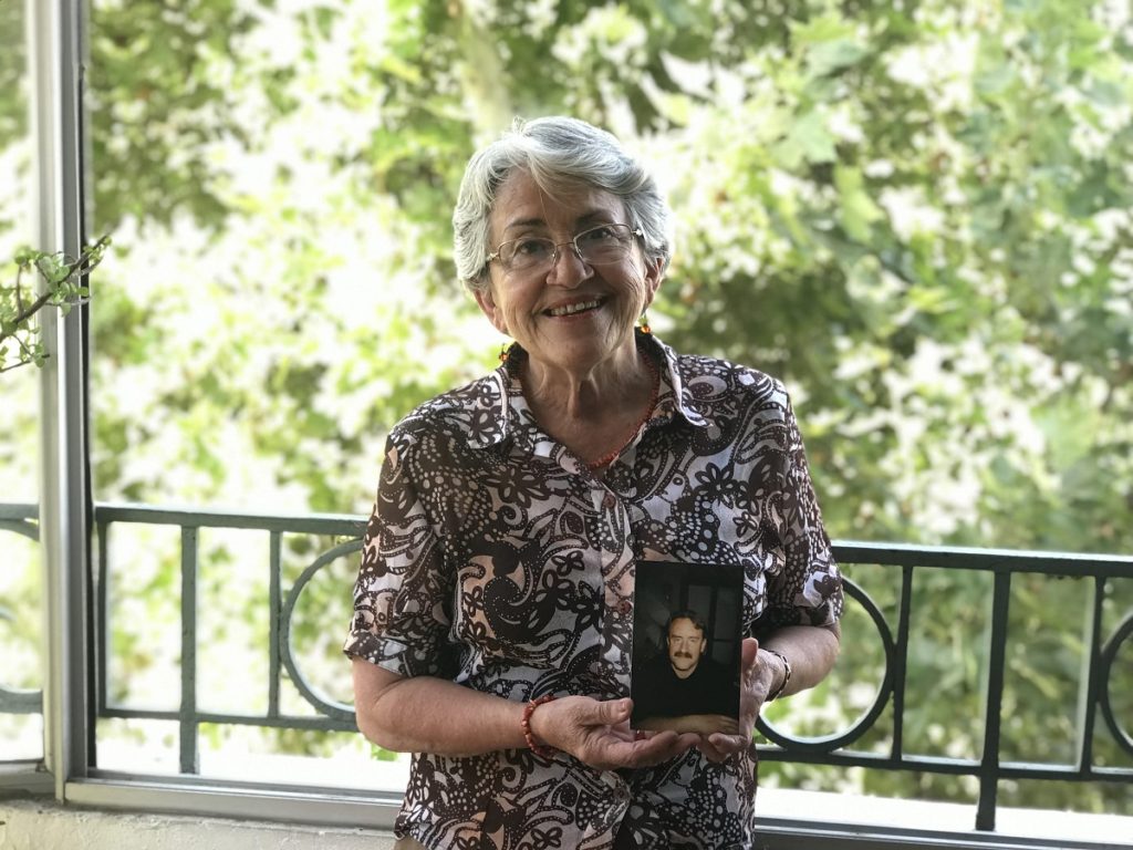Patricia Garzo sosteniendo una fotografía de quien asegura es su candidato presidencial. 