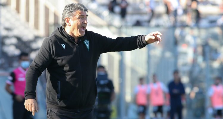 Emiliano Astorga dirigiendo ante Colo Colo.