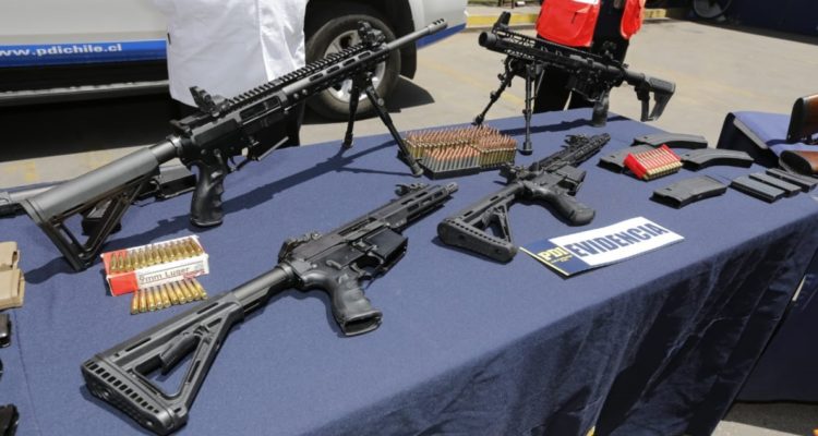 Encomienda con partes de fusiles que iba de la RM a Temuco permite incautar gran cantidad de armas
