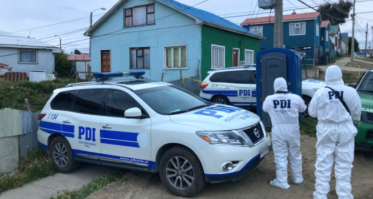 Encuentran hombre fallecido al interior de baño químico en Punta Arenas