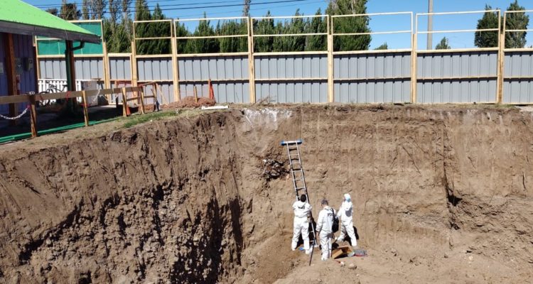 Encuentran osamentas humanas de larga data en construcción del Hospital en Chile Chico