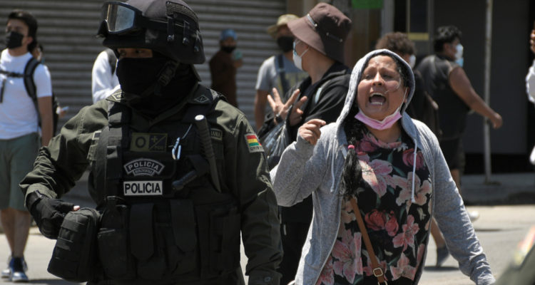 Una mujer opositora al gobierno del presidente de Bolivia, Luis Arce, protesta durante la primera jornada de paro indefinido hoy, en Cochabamba (Bolivia)