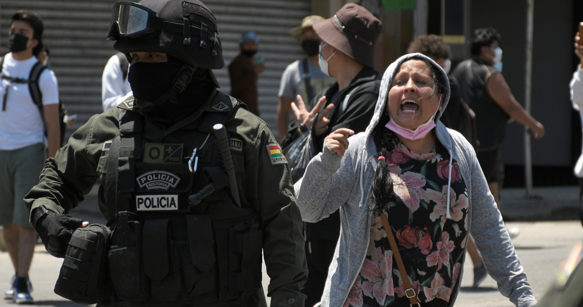 Una mujer opositora al gobierno del presidente de Bolivia, Luis Arce, protesta durante la primera jornada de paro indefinido hoy, en Cochabamba (Bolivia)