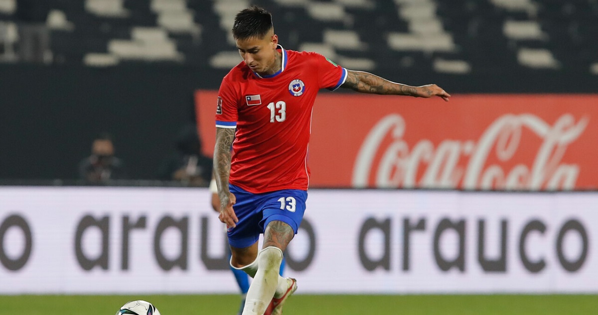 Erick Pulgar jugando por La Roja.