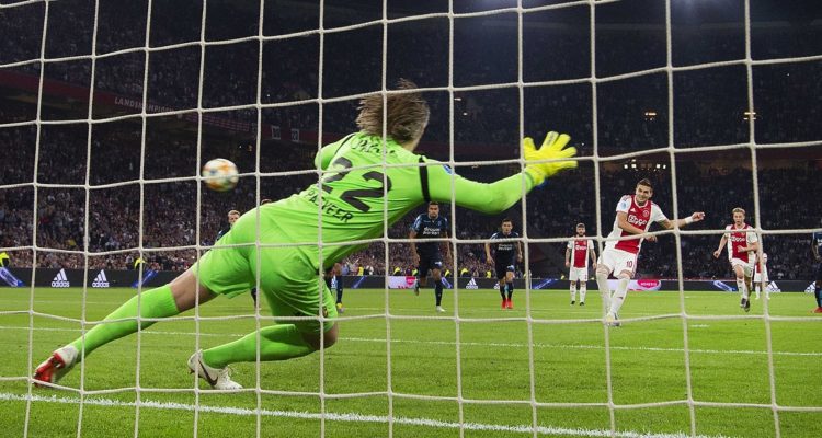 Penal durante duelo de Ajax.