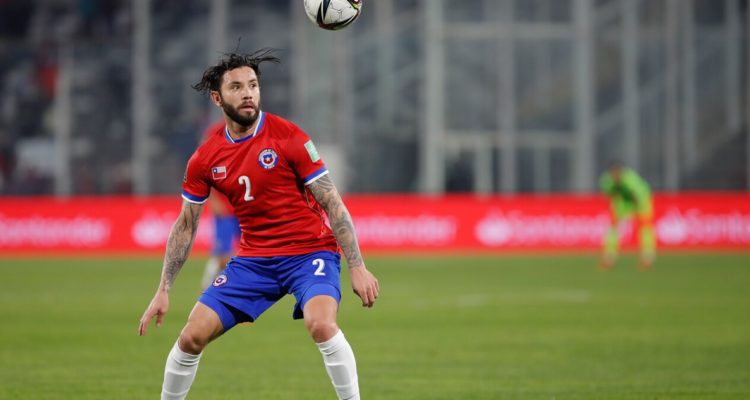 Eugenio Mena podría acelerar su regreso a Chile.