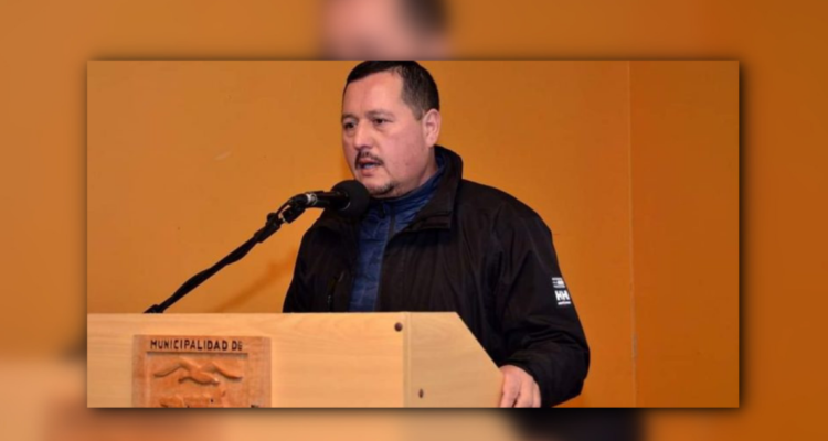 Exalcalde de Puqueldón dando discurso