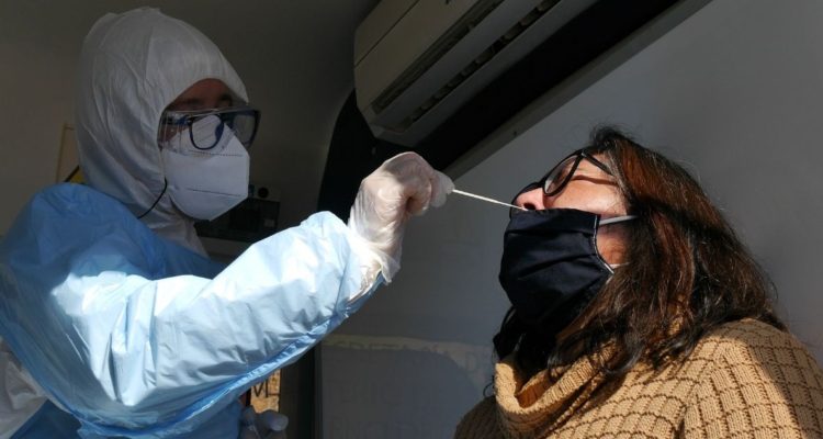 Dosis de refuerzo permitirá entrar a Chile sin PCR ni aislamiento