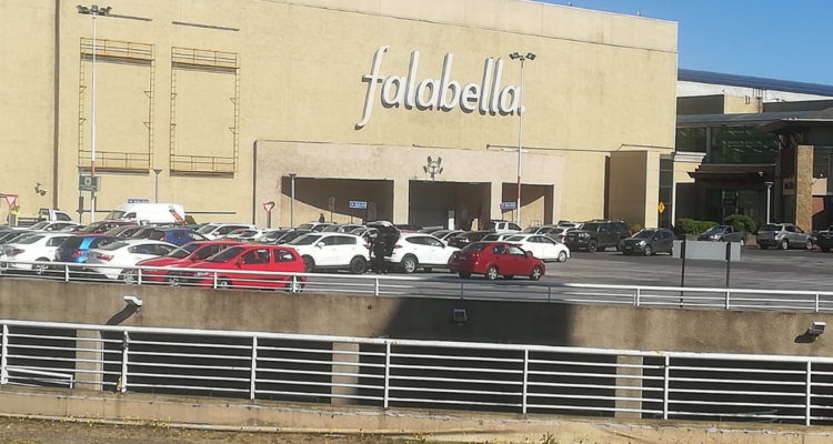 Sujetos armados roban Falabella de Talcahuano