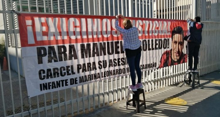 Familia de Manuel Rebolledo afuera del tribunal