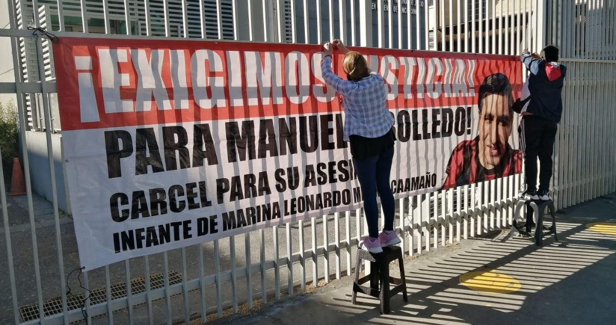 Familia de Manuel Rebolledo afuera del tribunal